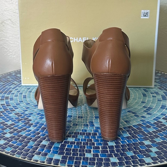 Michael Kors Sandals Size 10 in the color Luggage - Picture 4 of 8